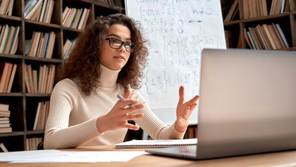 Mujer con gafas dando una reunión online