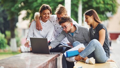 grupo de estudiantes jóvenes concentrado en el trabajo